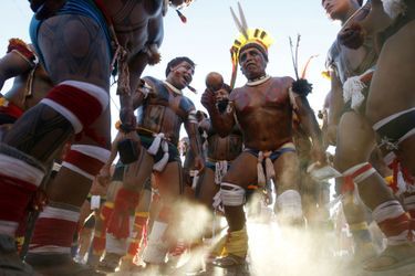 Les membres du groupe ethnique brésilien Kuikuro dansent avant la cérémonie d'ouverture.