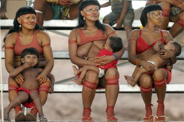 Femmes et enfants de la tribu Enawene-Nawe supportent leurs équipes en tribunes.