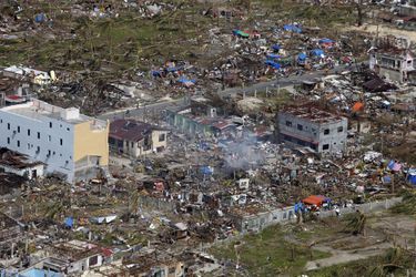 Les vues aériennes - comme cette photo de la province de Samar - témoignent de l’ampleur du désastre. Vendredi, le typhon Haiyan a balayé d’est en ouest l’archipel philippin semant la mort sur son chemin. Quasi rien n’a résisté aux vents dépassant les 300 km/h, avec des pointes à 378 km/h. La plupart des dégâts et décès ont été provoqués par les vagues géantes qui ont recouvert des villages entiers, rasant habitations et infrastructures. Le bilan fait état de 10 000 morts et 600 000 déplacés, mais il n’est malheureusement que provisoire.
