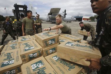 A la base de Manille, ces militaires philippins et américains préparent des vivres pour les rescapés en détresse. 