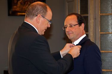 Le président de la République, François Hollande, s'est rendu jeudi à Monaco, où il a rencontré le prince Albert. A l'image, Albert remet au chef de l'Etat la médaille Saint Charles.