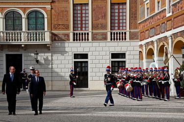 Arrivée en grande pompe pour François Hollande. Les carabiniers sont recrutés en fonction de leur taille.