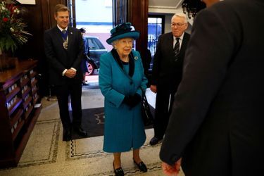 La reine Elizabeth II, en bleu, à Londres le 26 novembre 2019