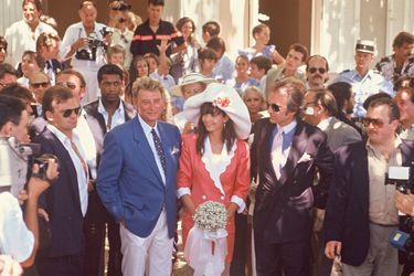Johnny Hallyday le jour de son mariage avec Adeline Blondieau, avec à ses côtés son père Long Chris. 1990.
