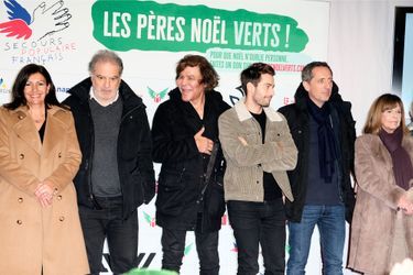 Anne Hidalgo, Raphael Mezrahi, Igor Bogdanoff, Chantal Goya et Gad Elmaleh lors du lancement officiel des "Pères Noël Verts" du Secours Populaire à Paris le 25 novembre 2019.