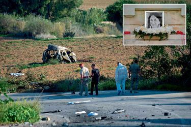 Des gendarmes et des experts médico-légaux devant la carcasse de la voiture à Bidnija, dans le nord de l’île, où la journaliste habitait. En médaillon: l’hommage à Daphne Caruana Galizia, assassinée le 16 octobre