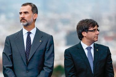 Un ange passe… Le roi Felipe (à g.) et Carles Puigdemont, alors président catalan, à une cérémonie d’anniversaire des Jeux olympiques de Barcelone, le 25 juillet.