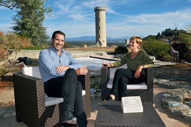 Christophe Castaner avec sa femme Hélène, dans leur maison de Forcalquier, le 29 octobre. En arrière-plan, le château d'eau de la ville dont il a été le maire pendant seize ans.