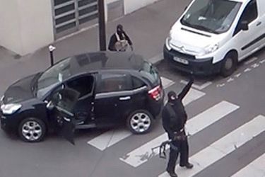 Les frères Kouachi revendiquant l&#039;attentat contre Charlie Hebdo. 