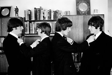 John Lennon (à gauche) et les Beatles avant une réception au palais de Buckingham en 1965