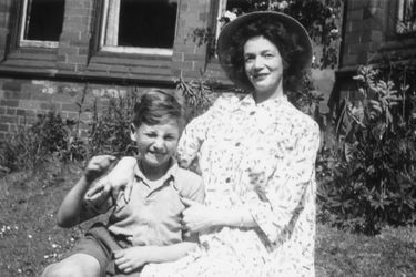 John Lennon enfant avec sa mère en 1949