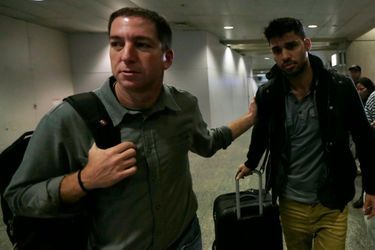 Glenn Greenwald et David Miranda à l'aéroport de Rio de Janeiro lundi. 