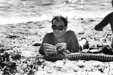Georges Marchais lisant les aventures de Zorro allongé sur la plage de Sainte-Lucie à Moriani en Corse.