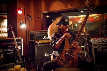 Lemmy en concert avec Motörhead à Paris (Zénith), le 15 novembre ; à Lille, le 1er février 2016.