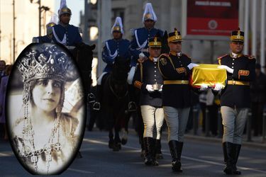 Cérémonie du transfert du cœur de Marie de Roumanie à Bucarest, le 3 novembre 2015. En incrustation: portrait de Marie de Roumanie (montage : Royal Blog de Paris Match)