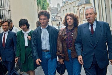 Jean-Marie Villemin et sa femme Christine (à dr.), au côté de leur premier défenseur, Me Garaud, en route pour la cour d’appel de Dijon où a été transféré le dossier, en mai 1989.