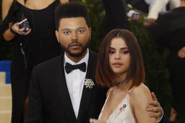 The Weeknd et Selena Gomez ensemble sur le tapis rouge du gala du Met, à New York, en mai dernier.