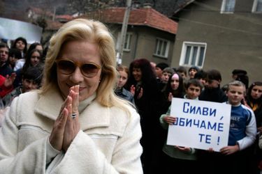 Sylvie Vartan de retour pour la première fois en Bulgarie en 2010. Derrière, sur la pancarte, on peut lire "Sylvie, on t'aime". 