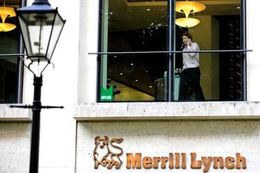 Travailleur au siège londonien de Merrill Lynch, le 15 septembre 2008, au coeur de la City de Londres