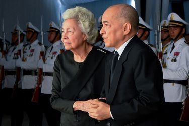 Le roi Norodom Sihamoni du Cambodge et sa mère, l’ancienne reine consort Norodom Monineath, à Phnom Penh le 20 novembre 2019 