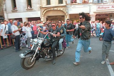 Le chanteur de rock et acteur français, Johnny Hallyday, arrive le 04 juin 1994 avec sa femme Adeline, au guidon d'une Harley-Davidson, devant la mairie de Capentras.