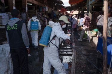 Des employés nettoient le marché d'Anosibe à Antananarivo, le 10 octobre 2017