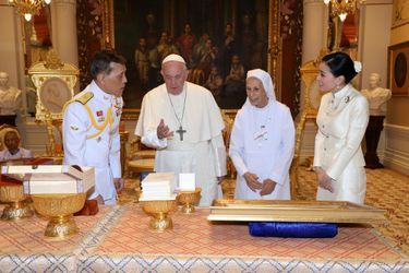 Le roi Maha Vajiralongkorn (Rama X) et la reine Suthida de Thaïlande avec le pape François et sa cousine Sœur Ana Rosa Sivori à Bangkok, le 21 novembre 2019
