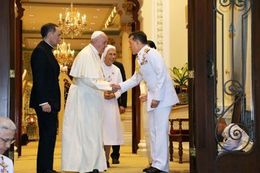 Le roi Maha Vajiralongkorn de Thaïlande (Rama X) et la reine consort Suthida avec le pape François à Bangkok, le 21 novembre 2019