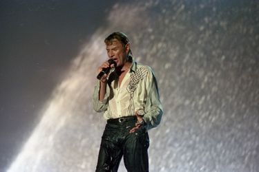Johnny Hallyday en concert sous la pluie.