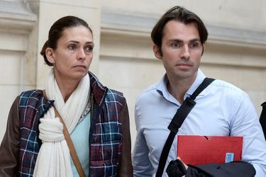 Adeline Blondieau entourée de ses avocats, dont son frère Alexandre Blondieau, lors de l'ouverture de son procès en diffamation contre Amanda Sthers et Johnny Hallyday, le 22 septembre 2015