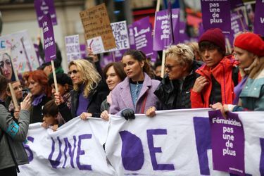 Alexandra Lamy, Laurence Rossignol, Laetitia Casta, Muriel Robin et sa femme Anne Le Nen lors de la marche contre les violences sexistes et sexuelles organisée par le collectif NousToutes à Paris le 23 Novembre 2019.