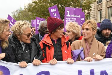 Alexandra Lamy, Muriel Robin et sa femme Anne Le Nen, Julie Gayet lors de la marche contre les violences sexistes et sexuelles organisée par le collectif NousToutes à Paris le 23 Novembre 2019.
