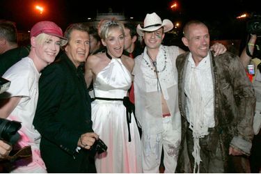 Sharon Stone est entourée de diverses personnalités, dont la photographe Mario Testino (2e à G), et l&#039;organisateur de l&#039;événement Gerry Keszler (à droite).