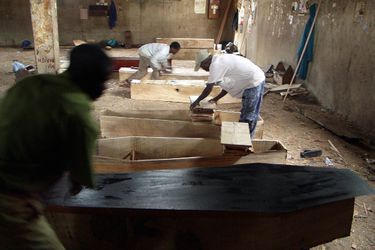 Un atelier de fabrication de cercueils au Malawi. Mais les vampires traqués dans le sud du pays n'ont rien de morts vivants. 