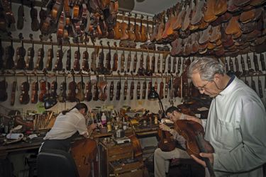 Au plafond de son atelier, rue de Rome, à Paris, des instruments en attente de résur­rection. En 1976, Bernard Sabatier s’installe. « Quand un violoniste me parle, j’écoute sa voix plus que ses mots pour savoir ce que je vais lui mettre dans les mains. »