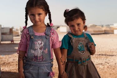 L&#039;ONG CARE est présente en Syrie et en Jordanie pour aider les populations en difficulté. Elle a déjà aidé 110 000 réfugiés syriens et jordaniens et travaille en partenariat avec le Haut Commissariat aux réfugiés à l&#039;ouverture d&#039;un camp de réfugiés à El Azarq