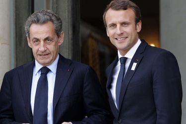 Nicolas Sarkozy et Emmanuel Macron sur le perron de l'Elysée.
