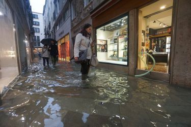 Dans une rue de Venise, dimanche. Les commerçants ont installé des obstacles pour empêcher l&#039;eau d&#039;envahir leurs boutiques.