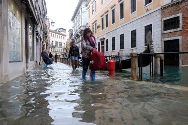 Dans une rue de Venise inondée, dimanche.