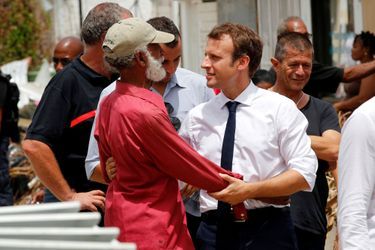Emmanuel Macron et Emmanuel Carrère en arrière-plan, à Saint-Martin le 12 septembre 2017. 