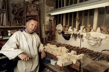 Diplômé des Beaux-Arts, il a ­ouvert son atelier du Faubourg Saint-Antoine en 1992. A côté d’un travail de restauration, dans le cadre de projets agréés par les Monuments historiques, il s’investit dans la décoration contemporaine.