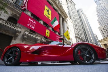 Des Ferrari d&#039;exception ont été exposées devant la bourse de New York, à Wall Street.