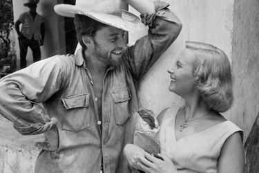 Gérard Philipe avec Michèle Morgan sur le tournage du film "Les orgueilleux" d'Yves Allegret, dans le petit port d'Alvarado, près de Vera-Cruz au Mexique, en 1953.