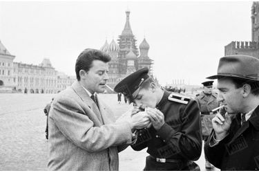 Gérard Philipe devant le Kremlin, à l&#039;occasion de &quot;La semaine du cinéma français à Moscou&quot;, le 20 octobre 1955.