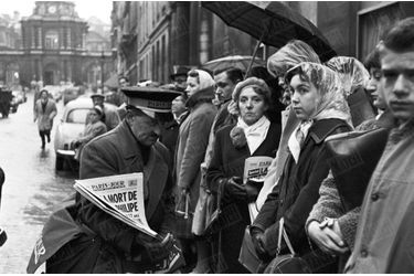 Au lendemain de la mort de Gérard Philipe, le 25 novembre 1959, une foule d'admirateurs rassemblés devant l'entrée de l'immeuble de son appartement rue de Tournon, à Paris.