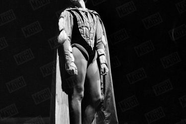 Gérard Philipe interprète le rôle de Lorenzo de Médicis dans "Lorenzaccio" d'Alfred de Musset, mis en scène par ses soins au TNP-Chaillot à Paris en 1952.