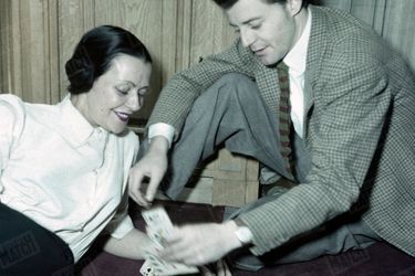 Gérard Philipe se faisant tirer les cartes par sa mère Minou, en mars 1950.