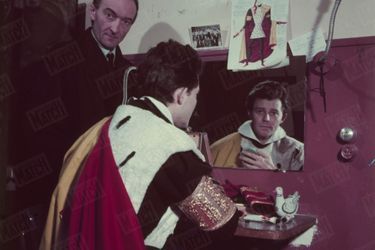 Gérard Philipe dans sa loge du Palais de Chaillot, avec Jean Vilar en novembre 1951. 