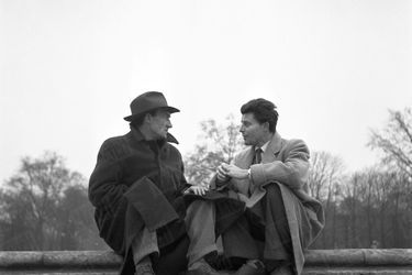 Gérard Philipe et Jean Vilar, le directeur du TNP, discutant assis sur le bord du grand bassin des Tuileries, au début des années 50.