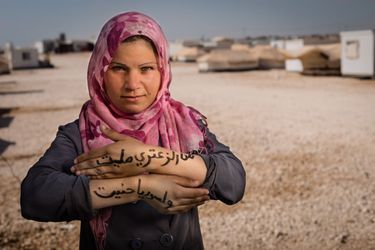 <br />
Cette jeune femme vivant à Zaatari au nord de la Jordanie a écrit son message avec des rimes. Un autre message qui lui venait à l&#039;esprit était &quot;La vie sera merveilleuse&quot;. <br />
  This young Syrian woman living in Zaatari refugee camp wrote her message in rhyme. Another message she had in mind was &quot;Life will be beautiful.&quot;